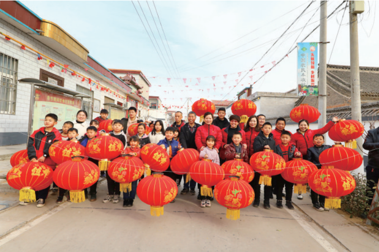 紅紅燈籠高高掛 縷縷陽(yáng)光暖心間